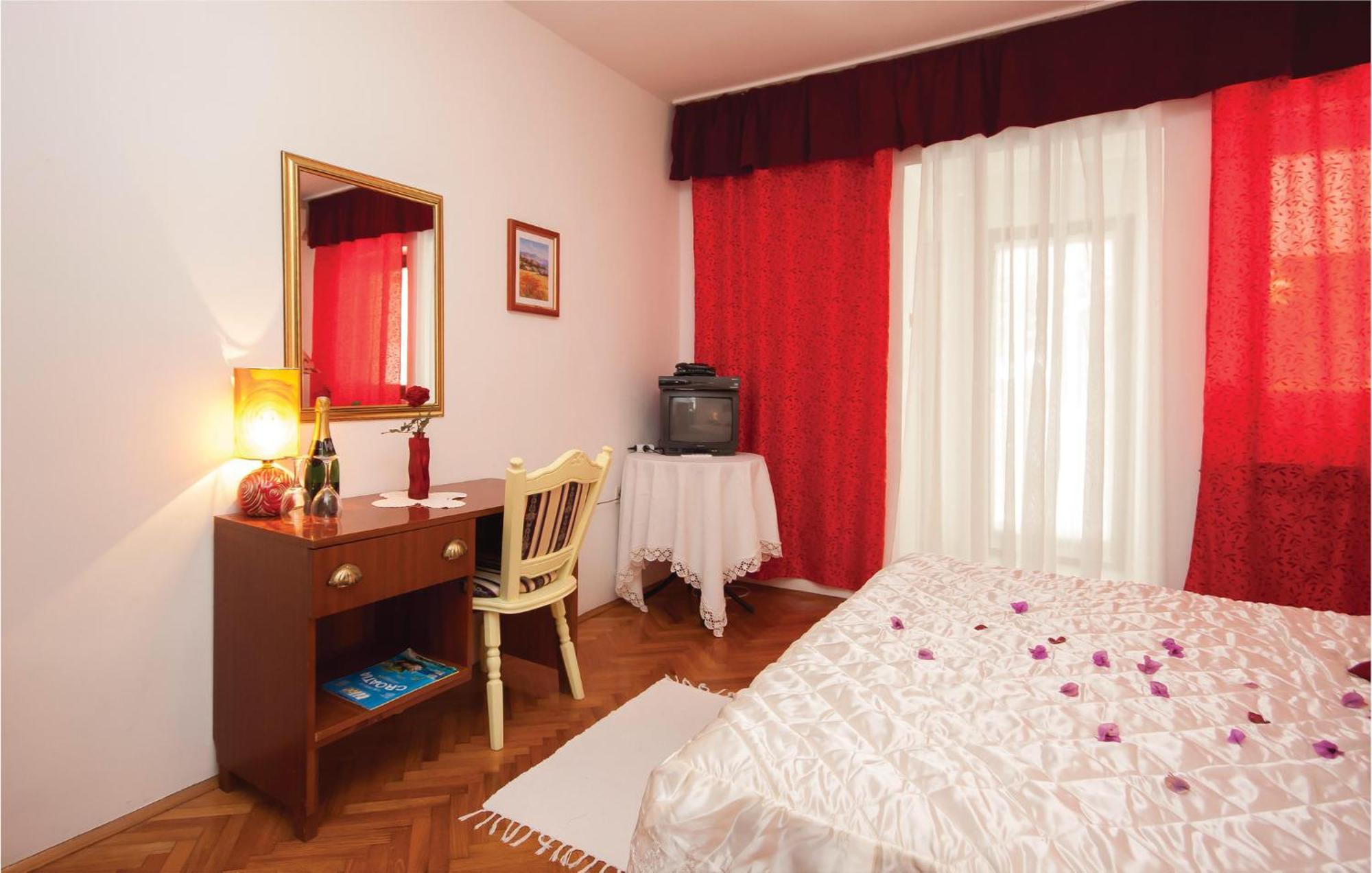 Cozy Apartment In Brodarica With Wifi Экстерьер фото